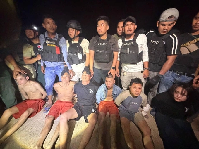 Các nghi phạm khi bị bắt hôm 18/11. Ảnh: Khmer Times